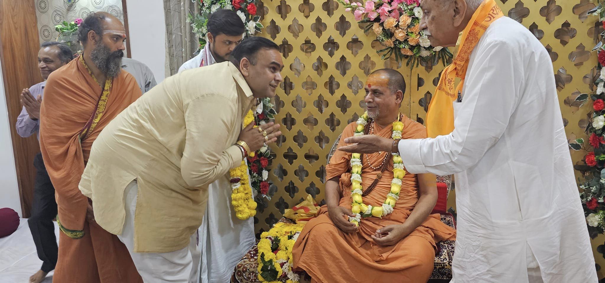 દ્વારકા શારદાપીઠ જગદગુરુ શંકરાચાર્યે શ્રી સદાનંદ સરસ્વતી મહારાજના આશીર્વાદ લીધા.